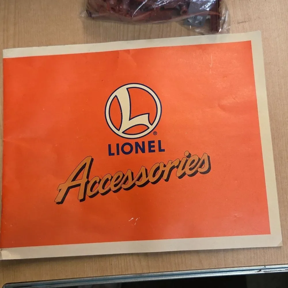 lot of 5 HO scale Train Cars, Tower, Buildings and more - Picture 12 of 12